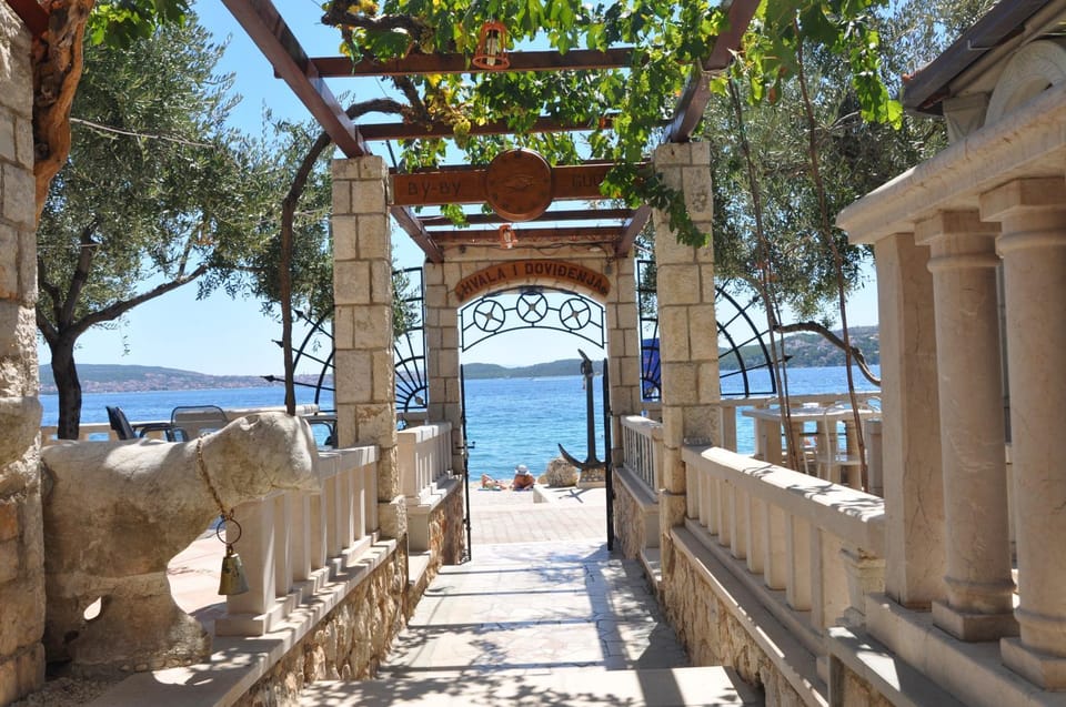 Restaurant/places to eat, Restaurant/places to eat, Facade/entrance, Decorative detail, Sea view