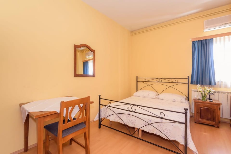 Bed, Bedroom, Breakfast, air conditioner