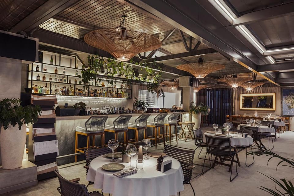 Restaurant/places to eat, Lounge or bar