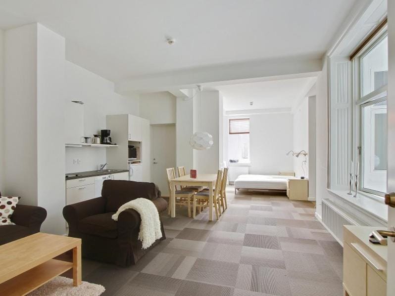 Kitchen or kitchenette, Living room, Seating area, Dining area, oven