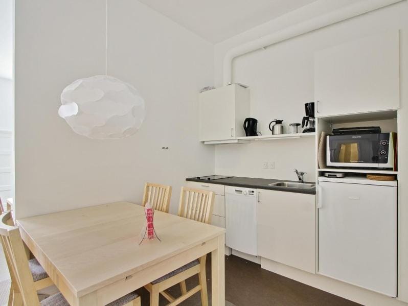 Kitchen or kitchenette, Dining area, dishwasher, stove