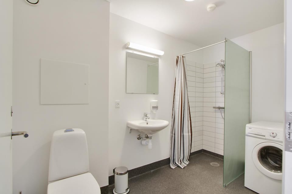 Shower, Toilet, Bathroom, towels, washing machine, dryer