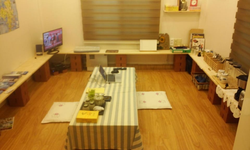 Communal lounge/ TV room, Kitchen or kitchenette, Seating area