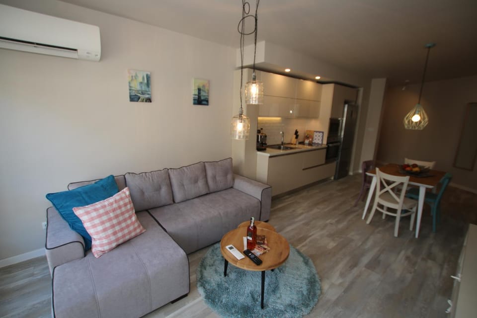 Coffee/tea facilities, Kitchen or kitchenette, Living room, Dining area
