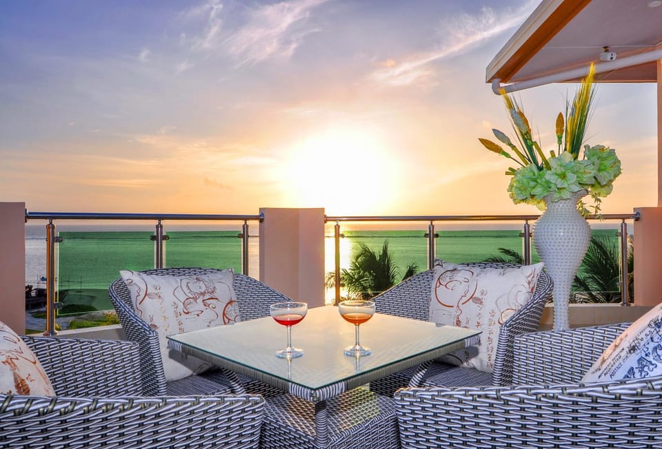 Property building, Restaurant/places to eat, Balcony/Terrace, Balcony/Terrace, Sea view, Sea view