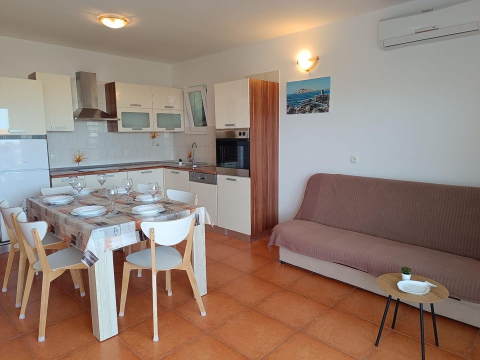 Kitchen or kitchenette, Living room, Seating area, Dining area, oven, stove, air conditioner