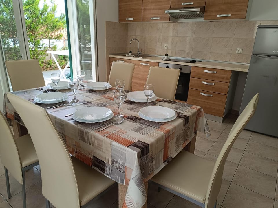 Day, View (from property/room), Balcony/Terrace, Seating area, Dining area