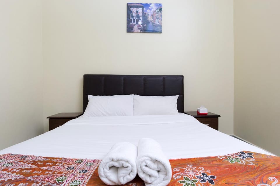 Bed, Bedroom, towels