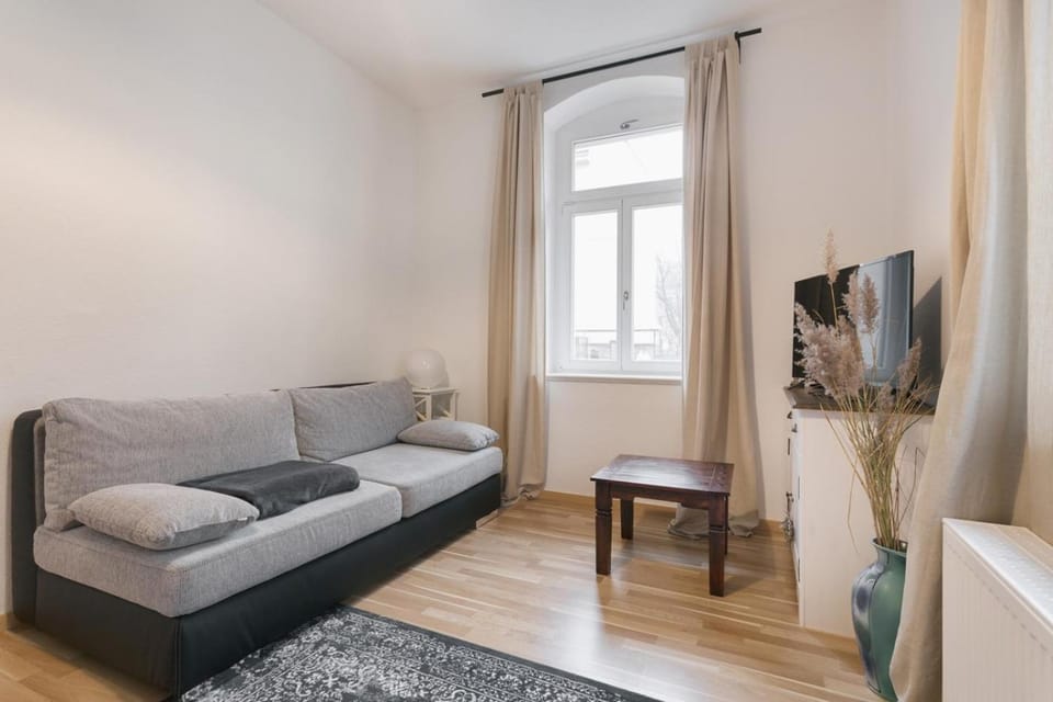 Bed, TV and multimedia, Living room, Photo of the whole room, Seating area, Bedroom