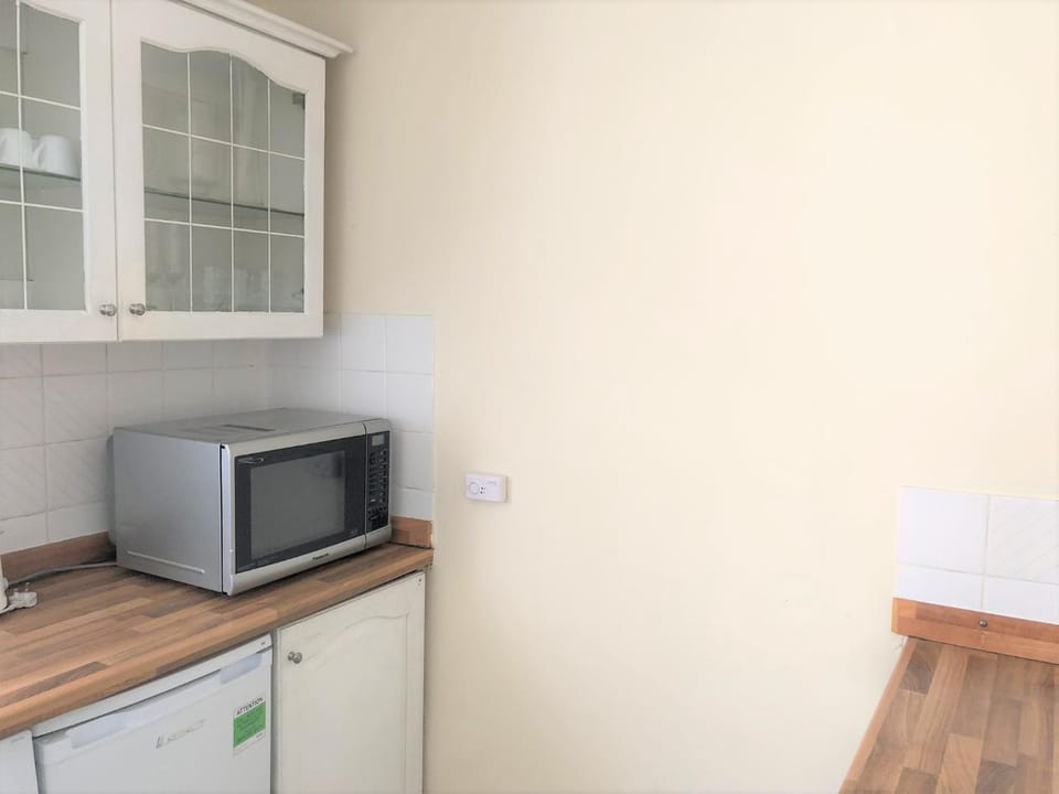 Kitchen or kitchenette, minibar