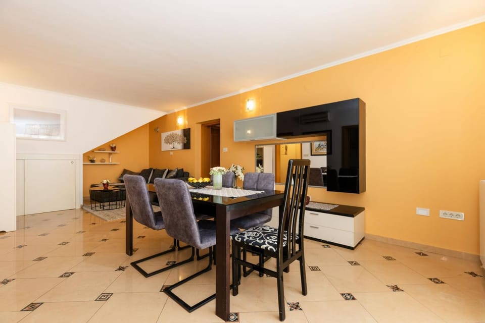 Living room, Seating area, Dining area