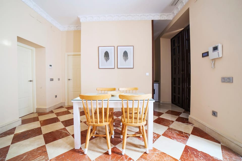 TV and multimedia, Living room, Seating area, Dining area