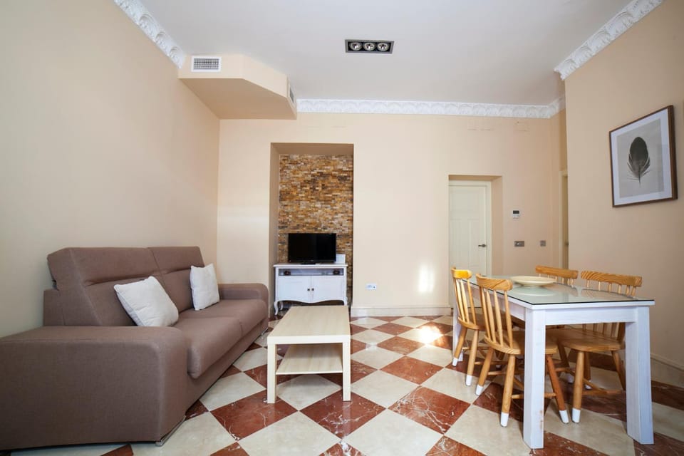 TV and multimedia, Living room, Seating area, Dining area
