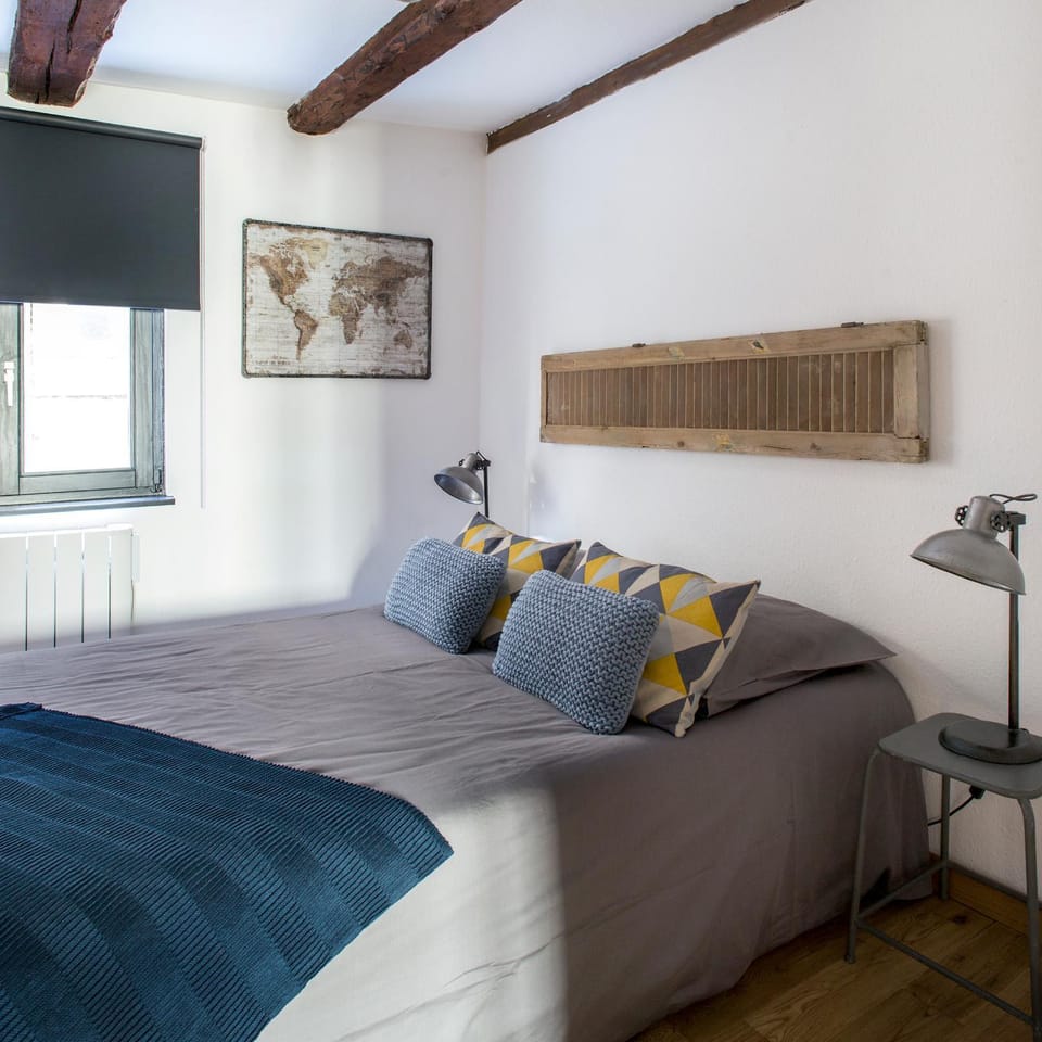 Photo of the whole room, Decorative detail, Bedroom