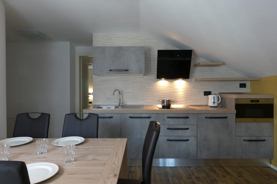 Kitchen or kitchenette, Dining area