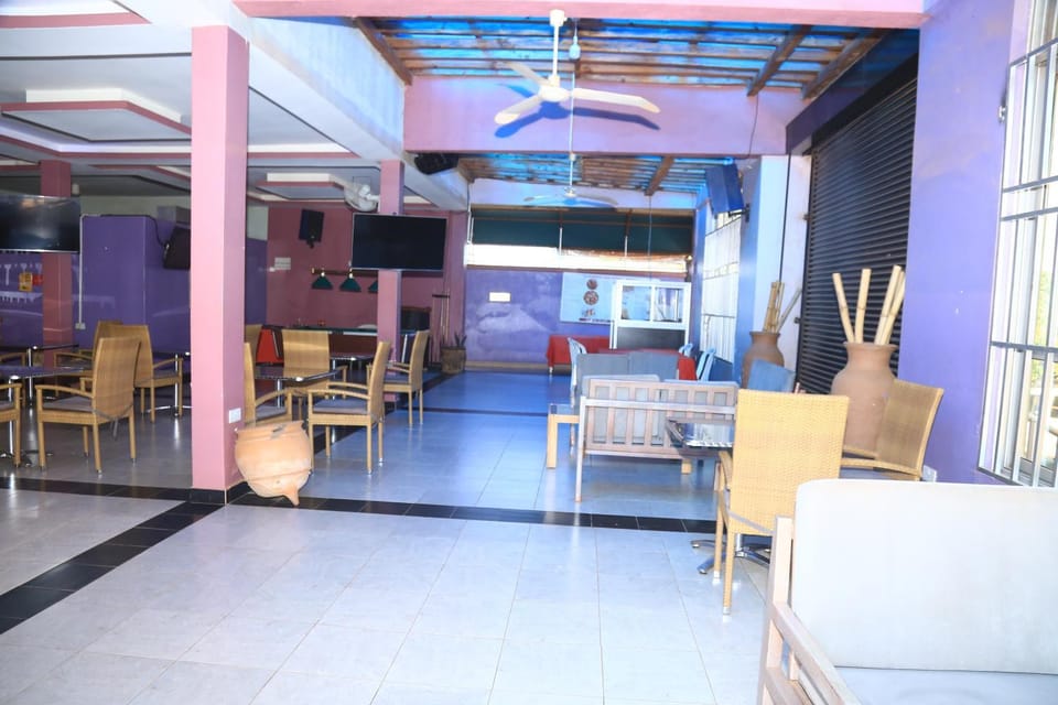 Restaurant/places to eat, Living room, Seating area