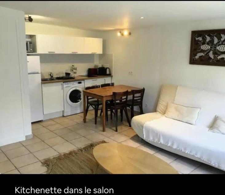 Appartement lumineux avec balcon au coeur de Paris Apartment in Paris