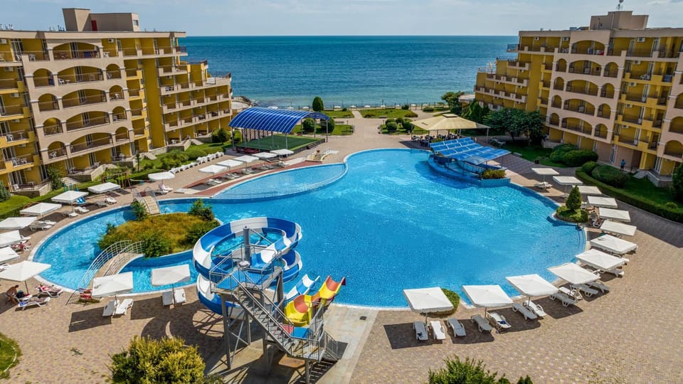 Property building, Day, Beach, Pool view, Sea view, Swimming pool, sunbed