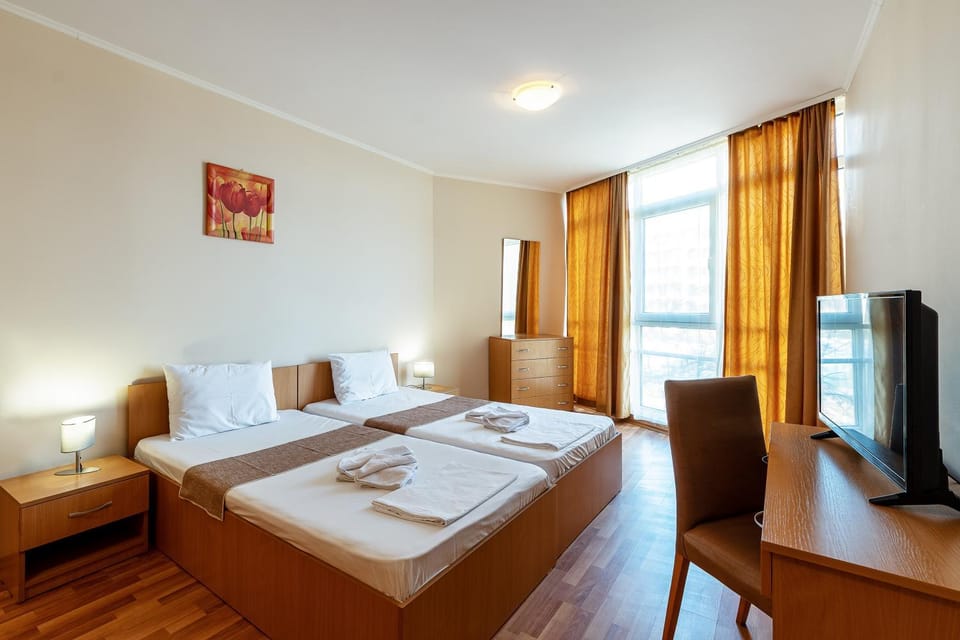 Bed, TV and multimedia, Photo of the whole room, Bedroom, towels