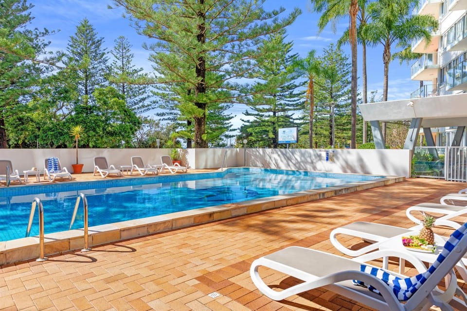 Day, Swimming pool