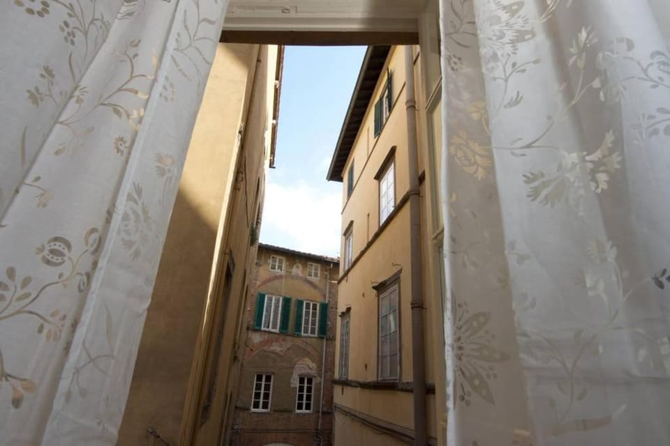 Living room, Street view