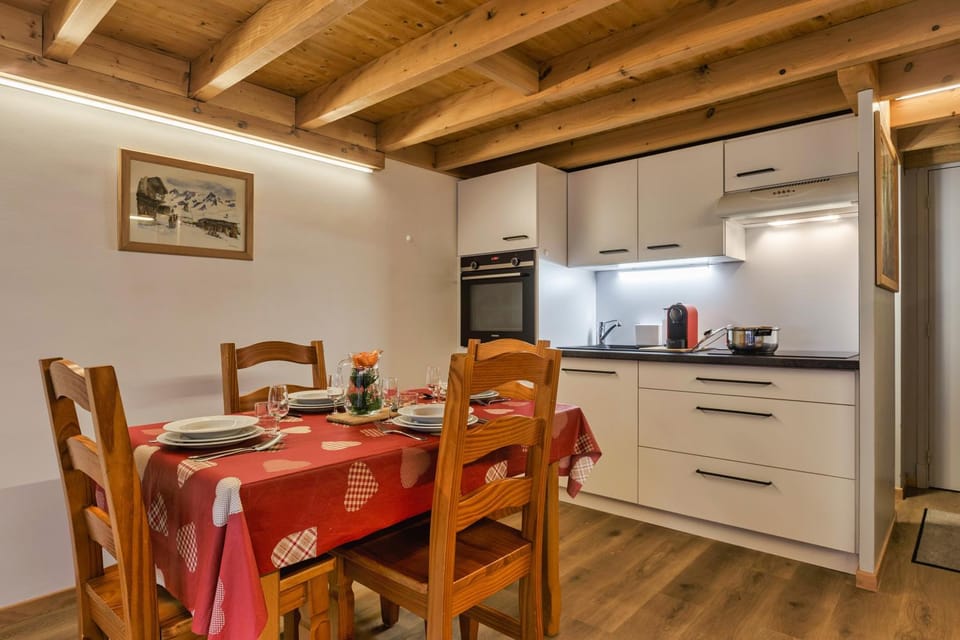 Kitchen or kitchenette, Dining area