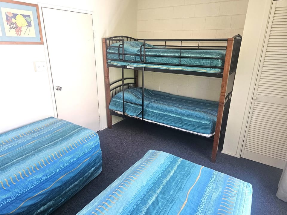 Bedroom, bunk bed