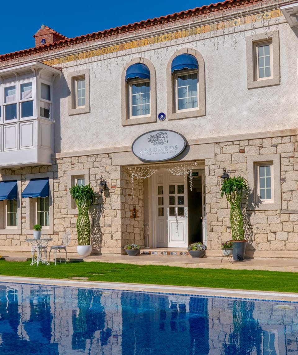 Property building, Day, Pool view, Swimming pool
