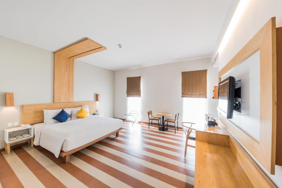 Bed, TV and multimedia, Living room, Photo of the whole room, Seating area, Bedroom