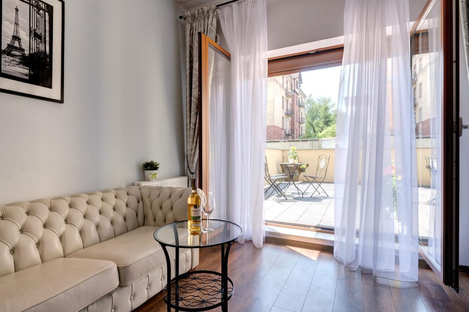 Balcony/Terrace, Living room, Seating area, Area and facilities, Alcoholic drinks