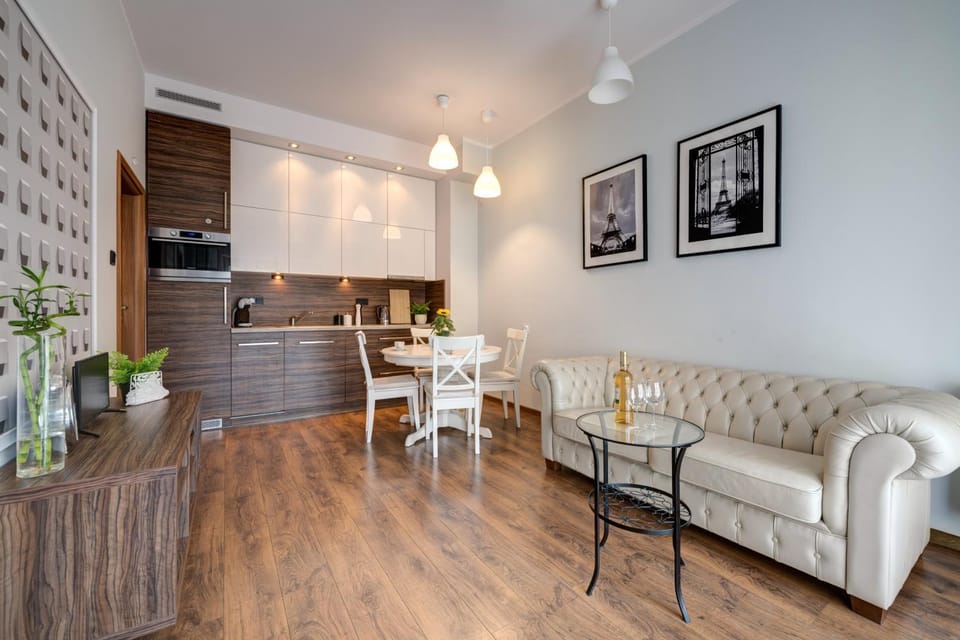 TV and multimedia, Coffee/tea facilities, Kitchen or kitchenette, Living room, Seating area, Dining area, Area and facilities