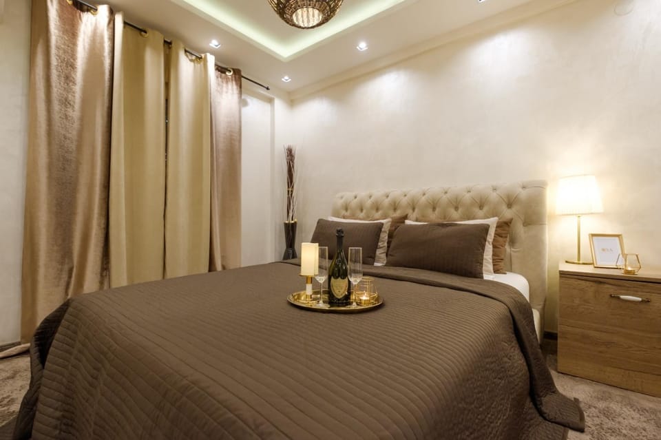 Bed, Living room, Seating area, Bedroom, Drinks, Alcoholic drinks