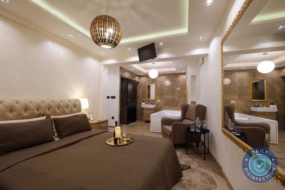 Shower, Bathroom, TV and multimedia, Seating area, Bedroom, Area and facilities, Swimming pool, Bath