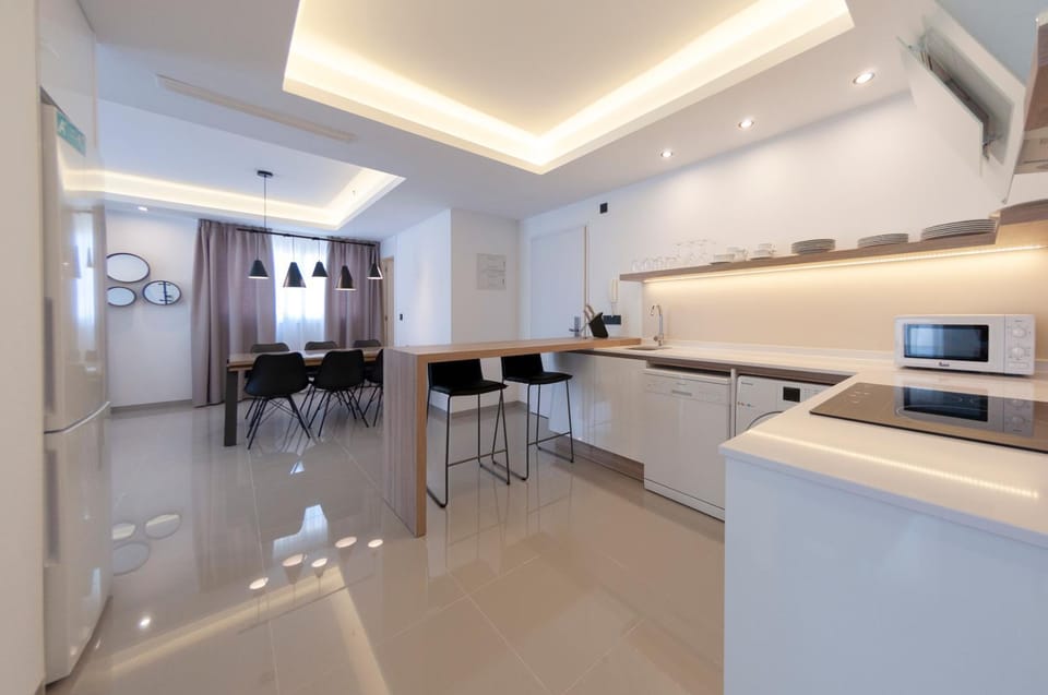 Kitchen or kitchenette, Dining area