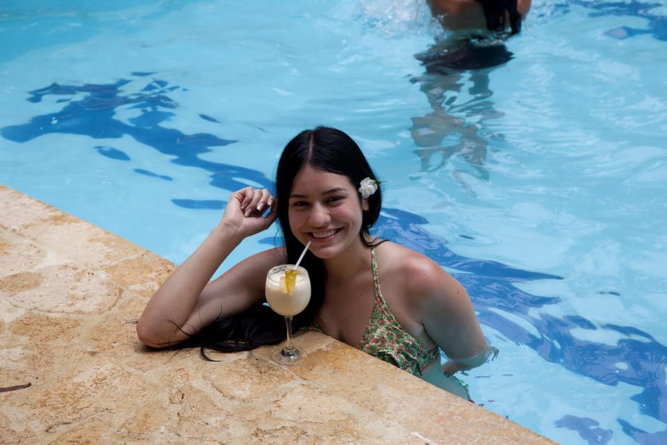 Guests, Swimming pool, Alcoholic drinks