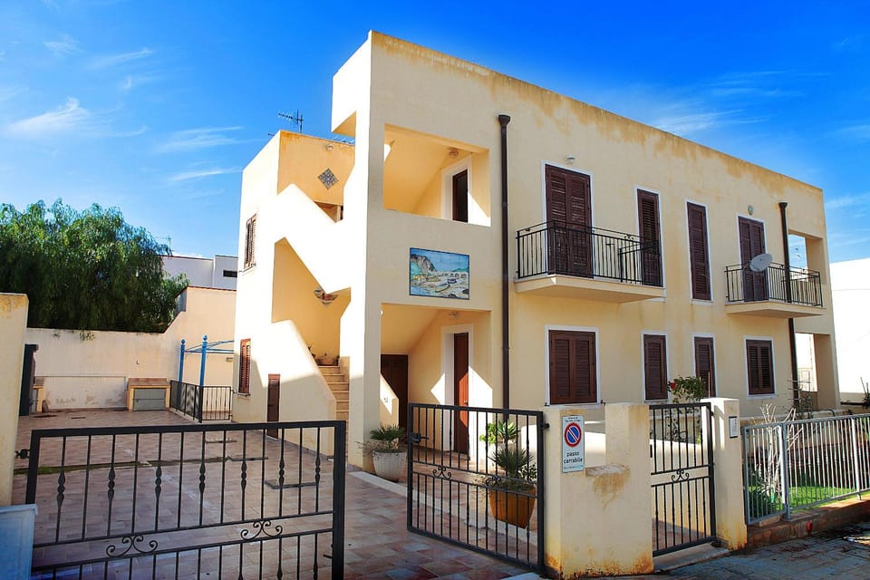 Property building, Facade/entrance, Balcony/Terrace