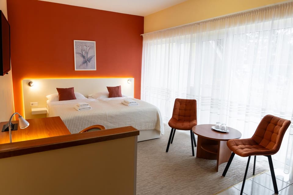 Bed, TV and multimedia, Bedroom