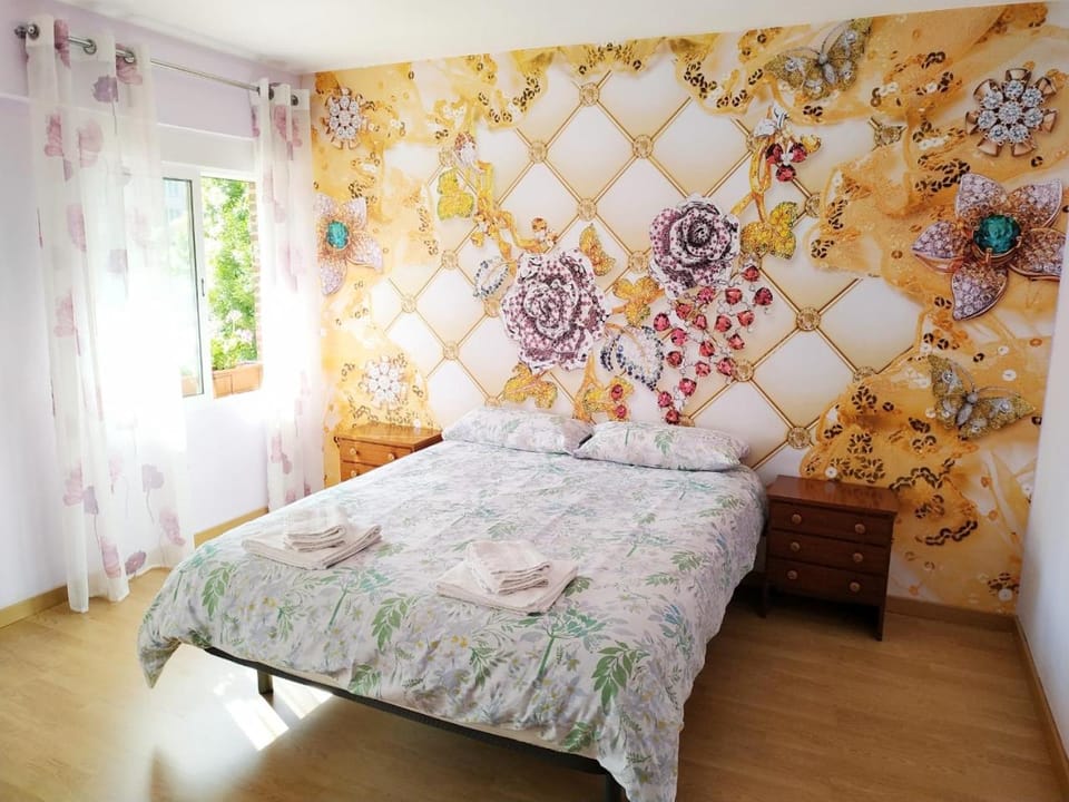 Photo of the whole room, Bedroom