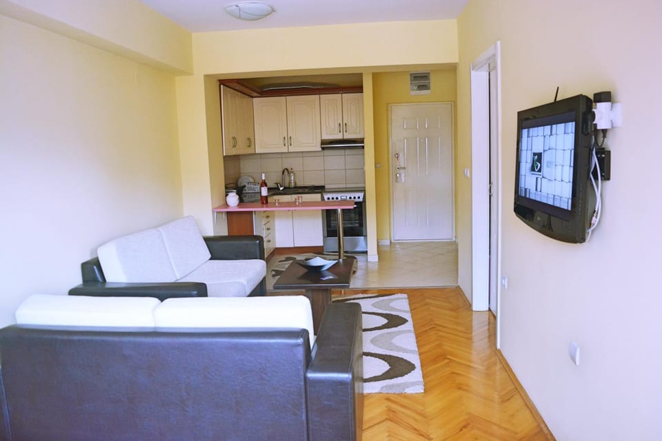 TV and multimedia, Coffee/tea facilities, Kitchen or kitchenette, Living room, Seating area, Dining area
