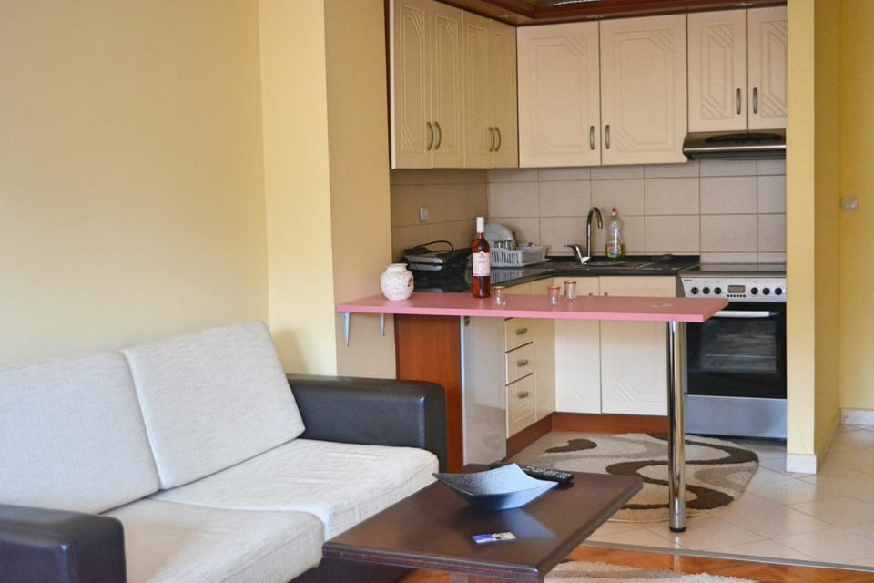Coffee/tea facilities, Kitchen or kitchenette, Living room