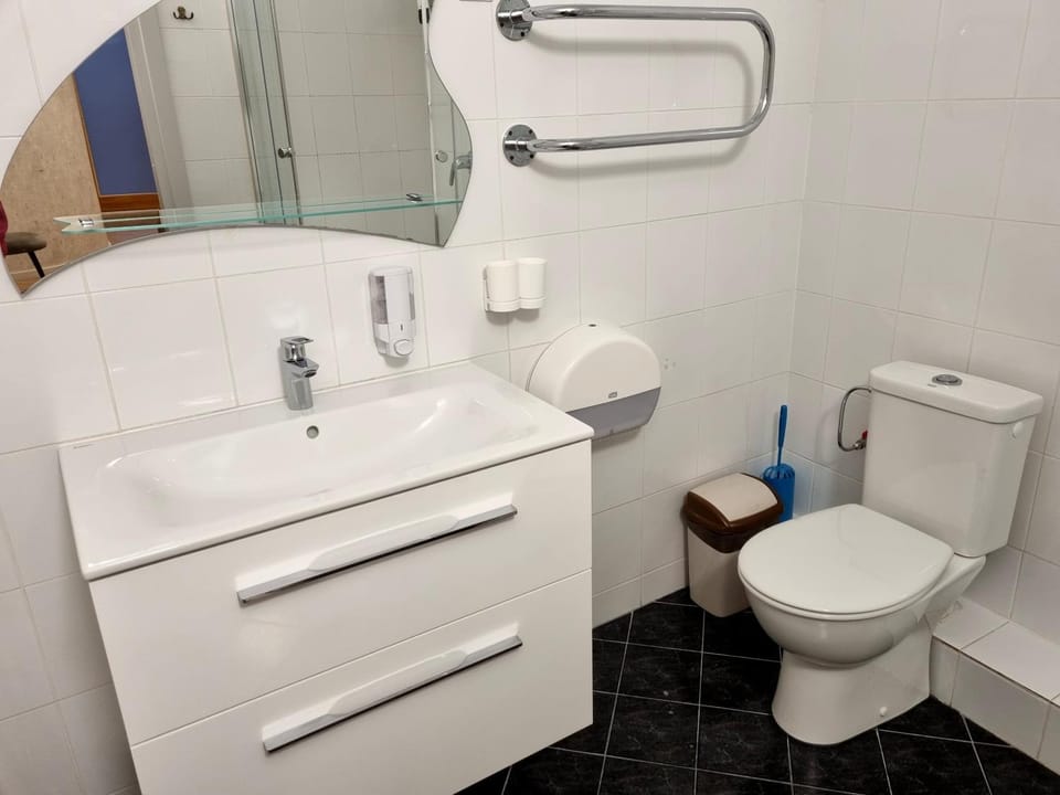 Shower, Toilet, Bathroom, towels