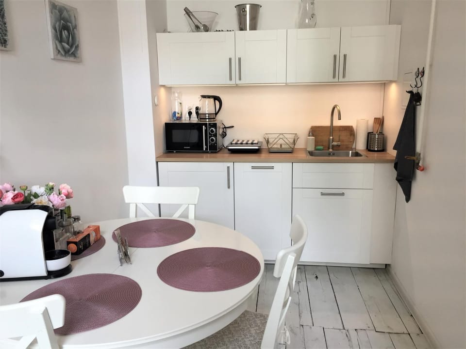 Coffee/tea facilities, Kitchen or kitchenette, Dining area, dishwasher, stove, kitchen