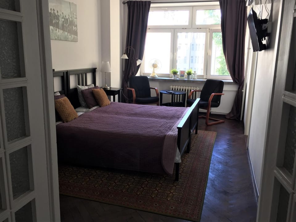 Bed, Living room, Photo of the whole room, Seating area, Bedroom