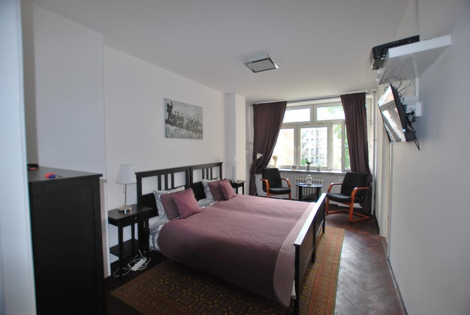 Bed, TV and multimedia, Photo of the whole room, Seating area, Bedroom