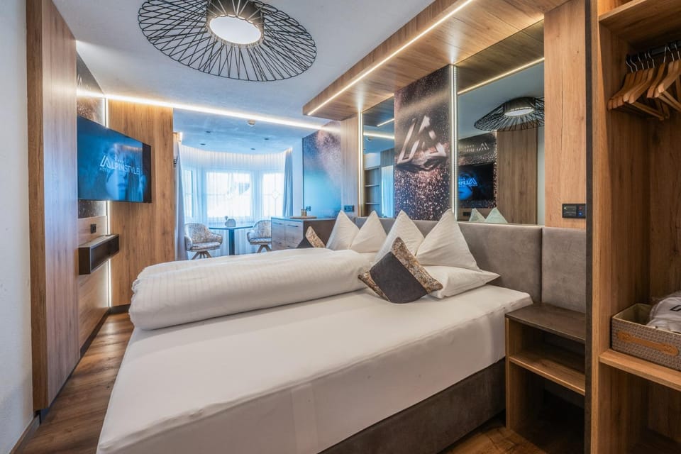 Bed, Photo of the whole room, Bedroom