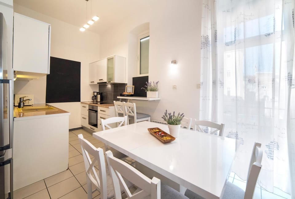Kitchen or kitchenette, Dining area, oven, stove