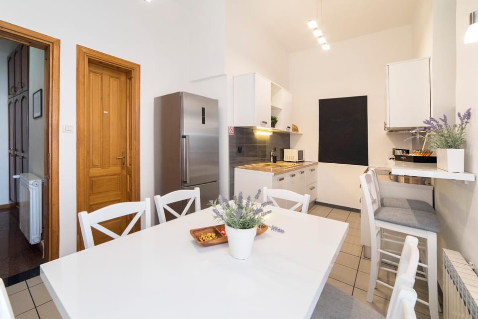 Kitchen or kitchenette, Dining area, oven, stove
