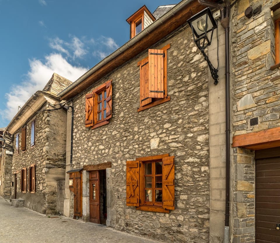 Property building, Facade/entrance, Off site, Day, Summer, View (from property/room), Street view