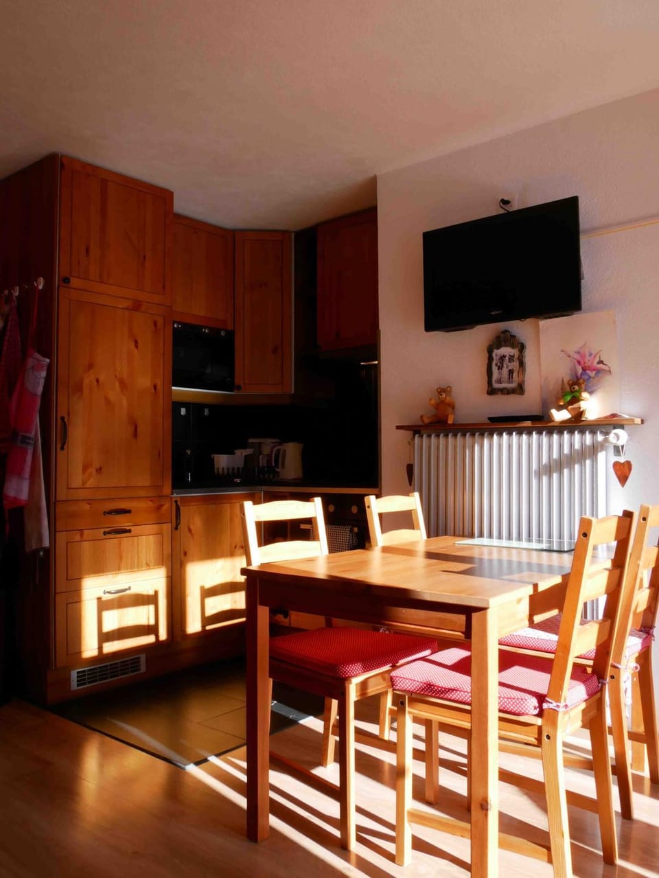 TV and multimedia, Kitchen or kitchenette, Living room, Seating area, Dining area