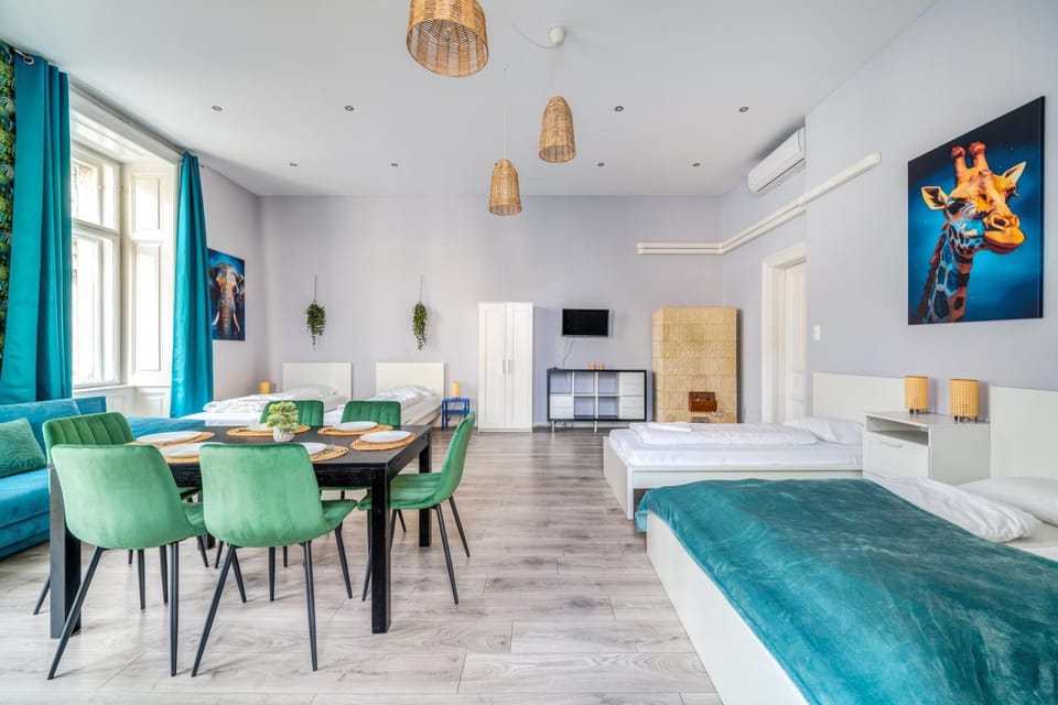 Downtown Delight - Erzsébet BLVD - 13 PPL Apartment in Budapest